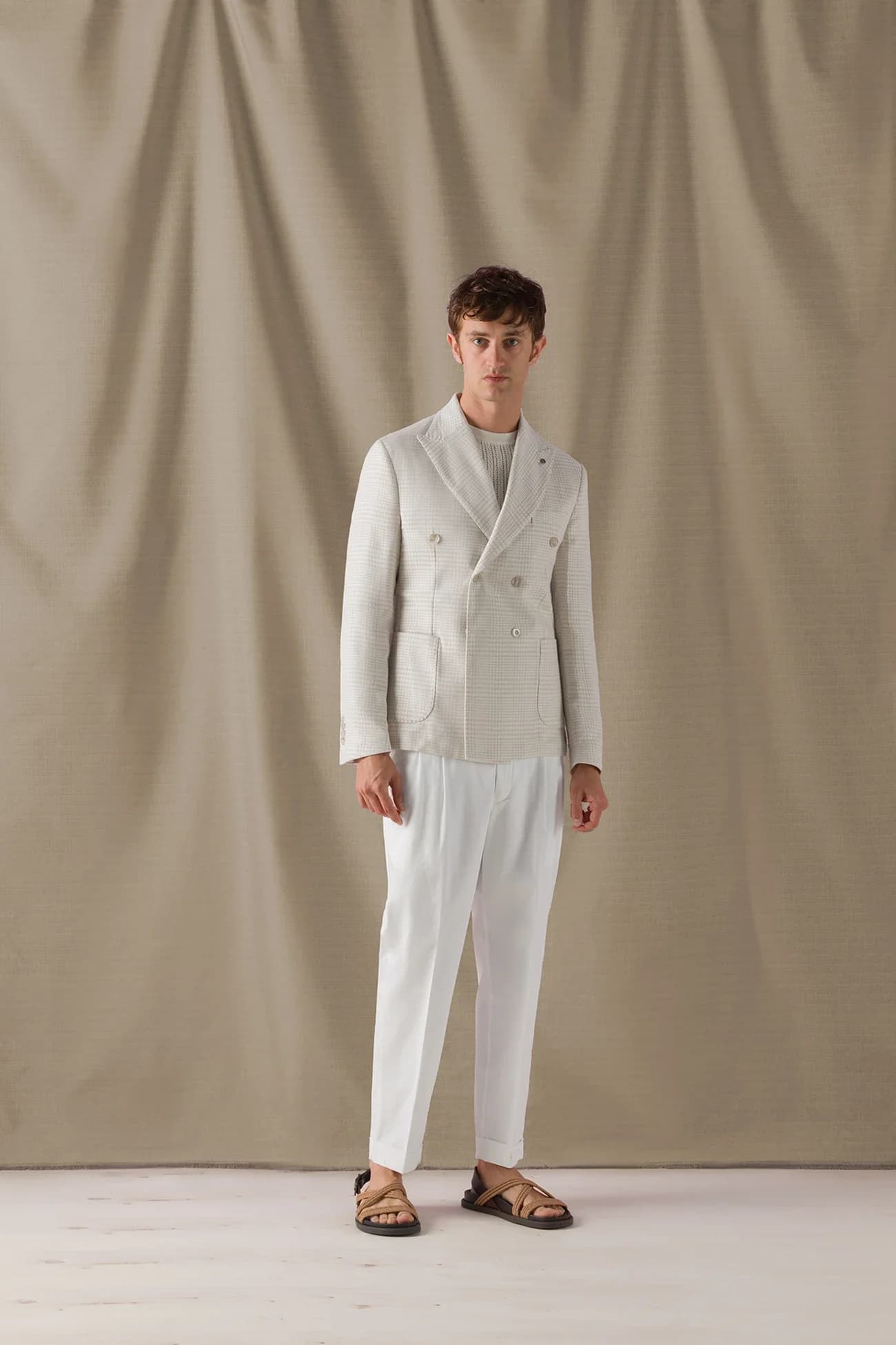 01 — Veston croisé, pantalon clair