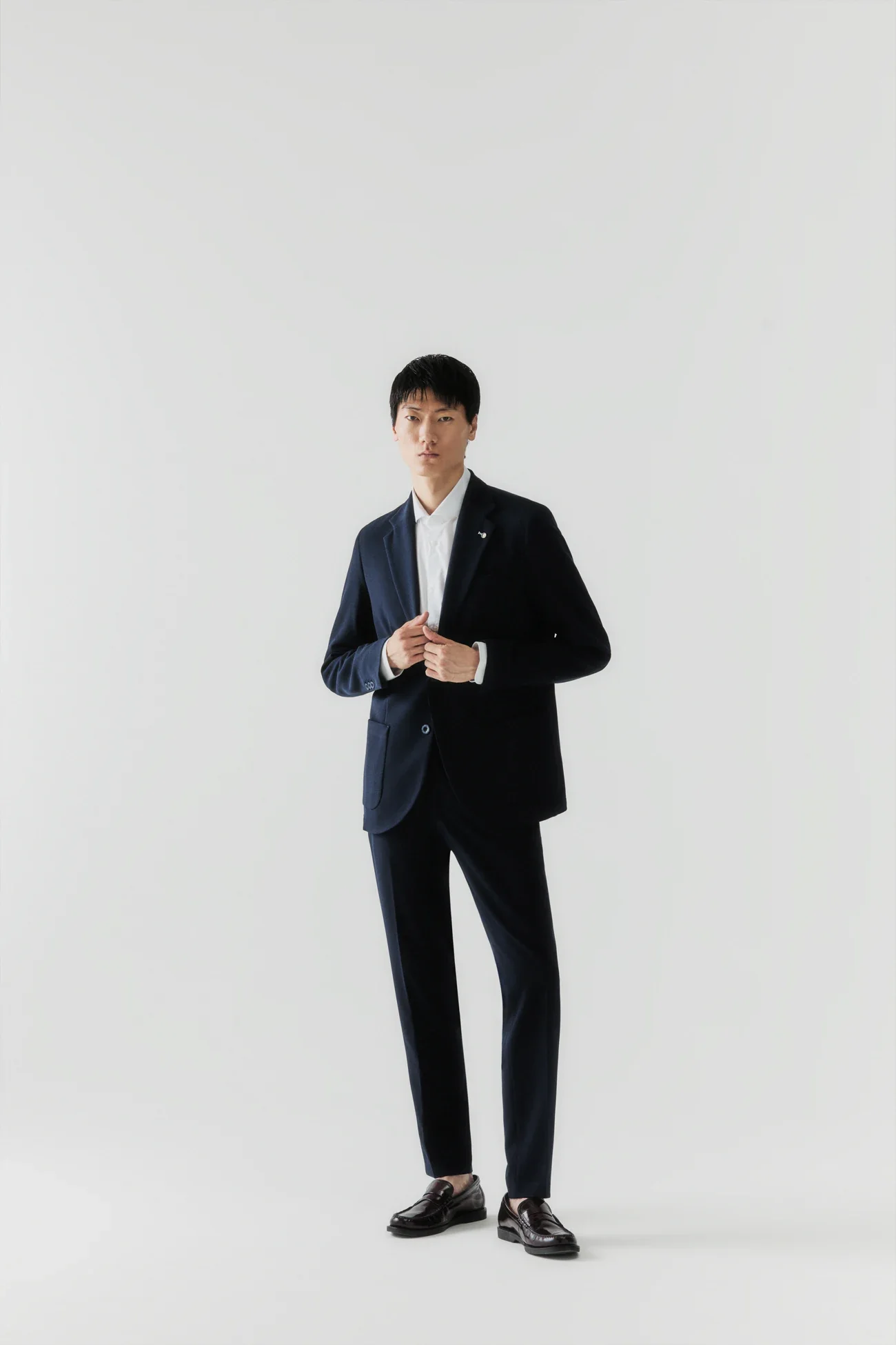 02 — Costume marine, chemise blanche